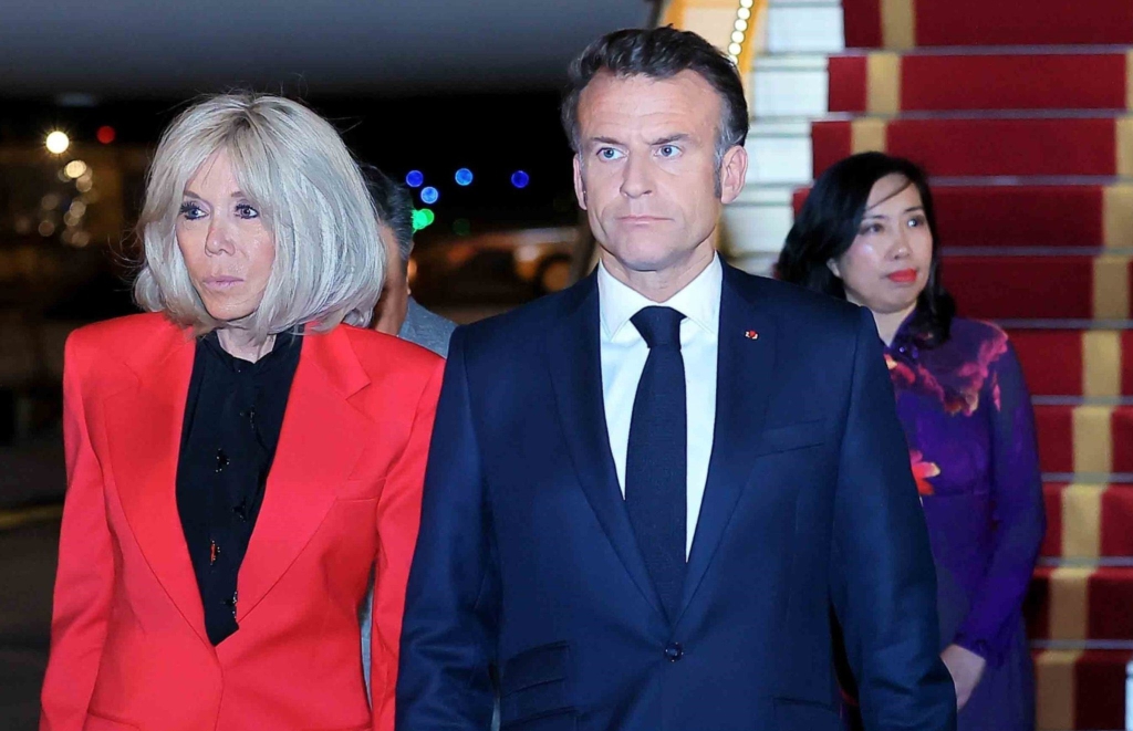 Moment of Tension or Misunderstanding? Brigitte Macron Appears to Push President Macron During Arrival in Vietnam